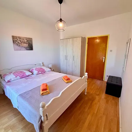 Danijela Apartman *